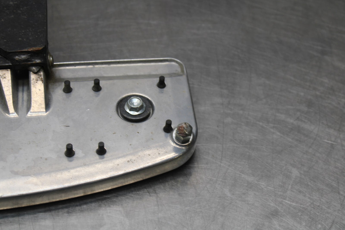 15 SUZUKI BOULEVARD C50 RIGHT FRONT FOOT REST PEG STEP BB775