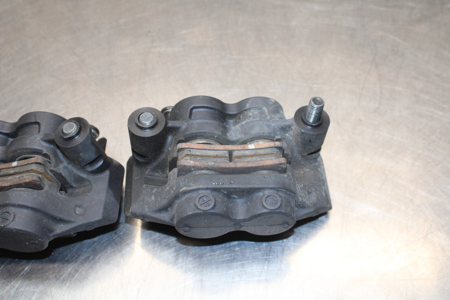 22-25 YAMAHA YZF R7 RIGHT LEFT FRONT BRAKE CALIPER SET PAIR CALIPERS BB176