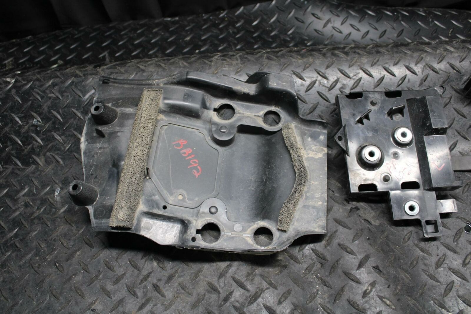 09-14 YAMAHA YZF R1 REAR BACK TAIL UNDERTAIL BATTERY TRAY PLASTIC BB192