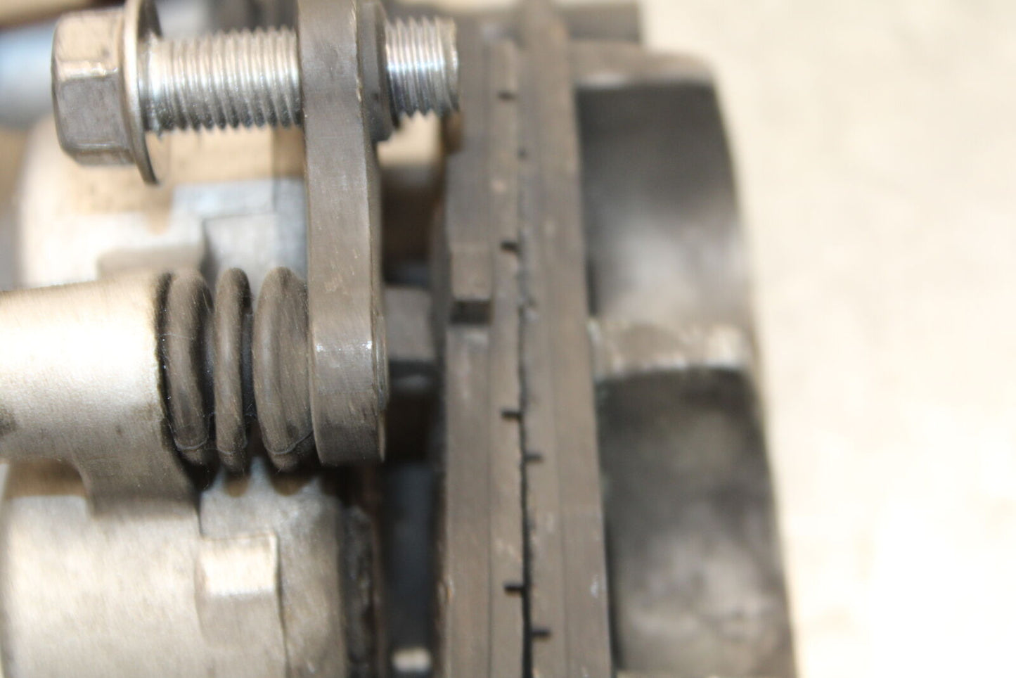 05-06 SUZUKI BOULEVARD M50 RIGHT FRONT BRAKE CALIPER 59100-33DB0-999 BB671