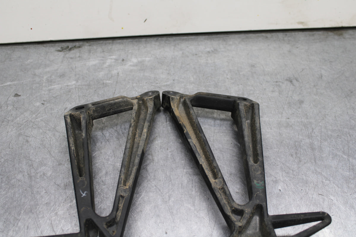 19-21 YAMAHA YZF R3 REAR BACK PASSENGER PEG SET PAIR BB121