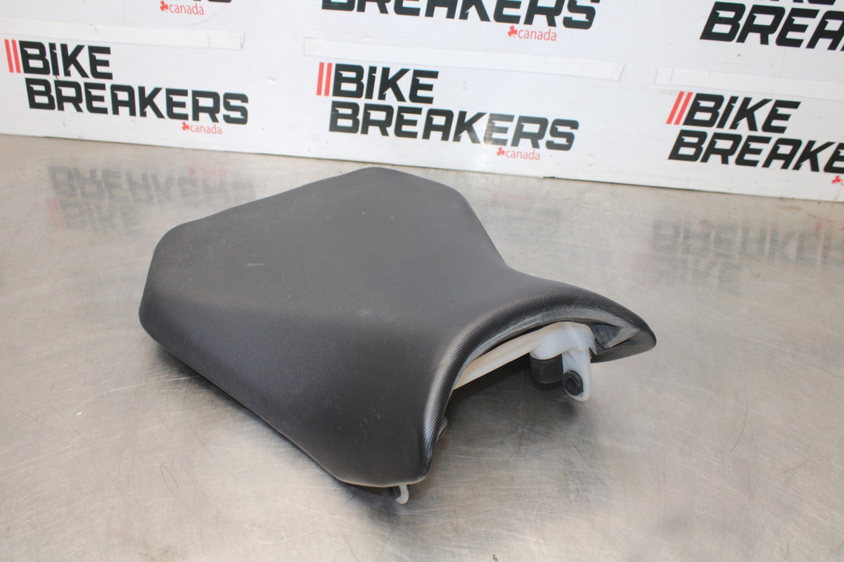 11-26 SUZUKI GSXR750 FRONT DRIVERS SEAT PAD SADDLE PILLION BB900-B
