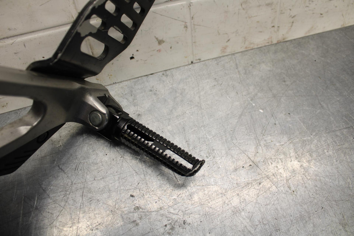 07 YAMAHA YZF R6 2c0 LEFT REARSET REAR SET DRIVER FOOT PEG BRACKET MOUNT