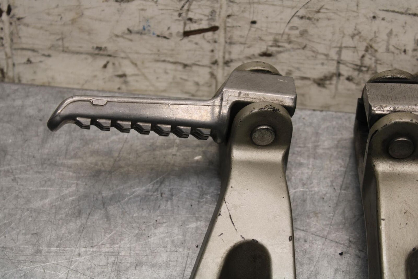 2000 Kawasaki Ninja ZX9R ZX900F REAR BACK PASSENGER PEG SET PAIR BB70