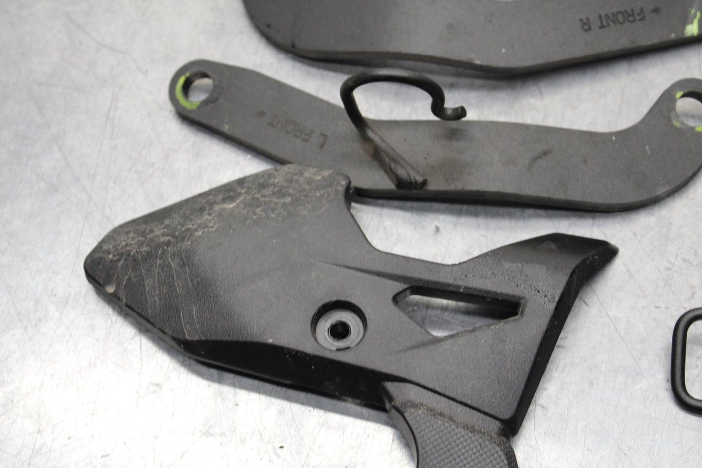 20 KAWASAKI Z400 ER400 ABS ENGINE MOUNT MOTOR BRACKET BB586