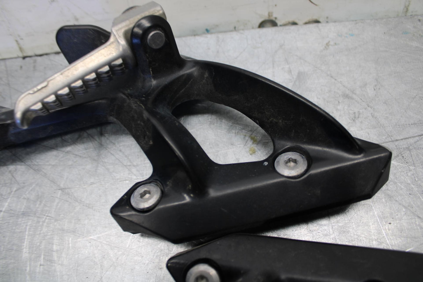 07-08 KAWASAKI CONCOURS 1400 ABS REAR BACK PASSENGER PEG SET PAIR BB449