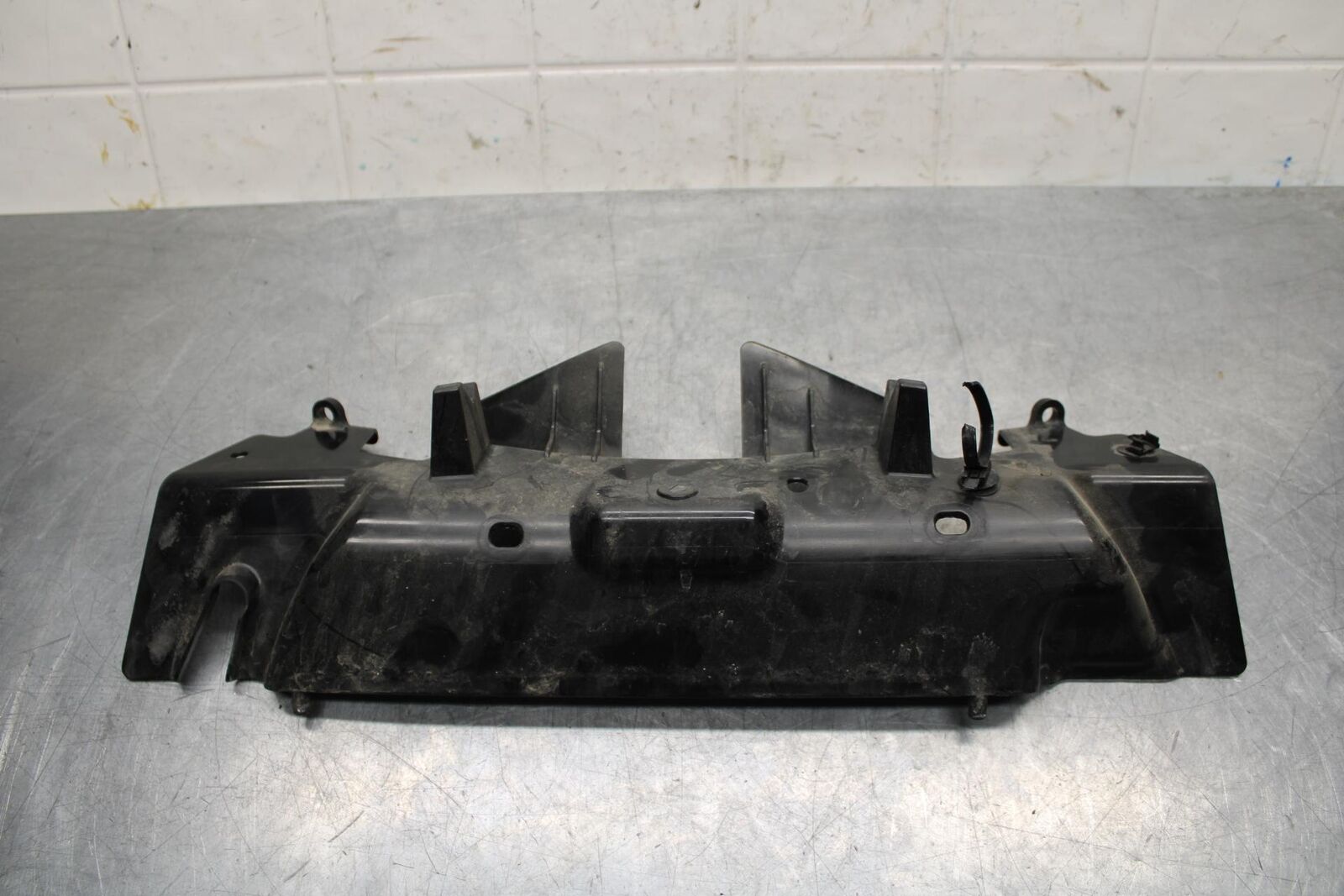 20 SUZUKI GSXR 1000 RIGHT MID UPPER SIDE FAIRING COWL PLASTIC BB597