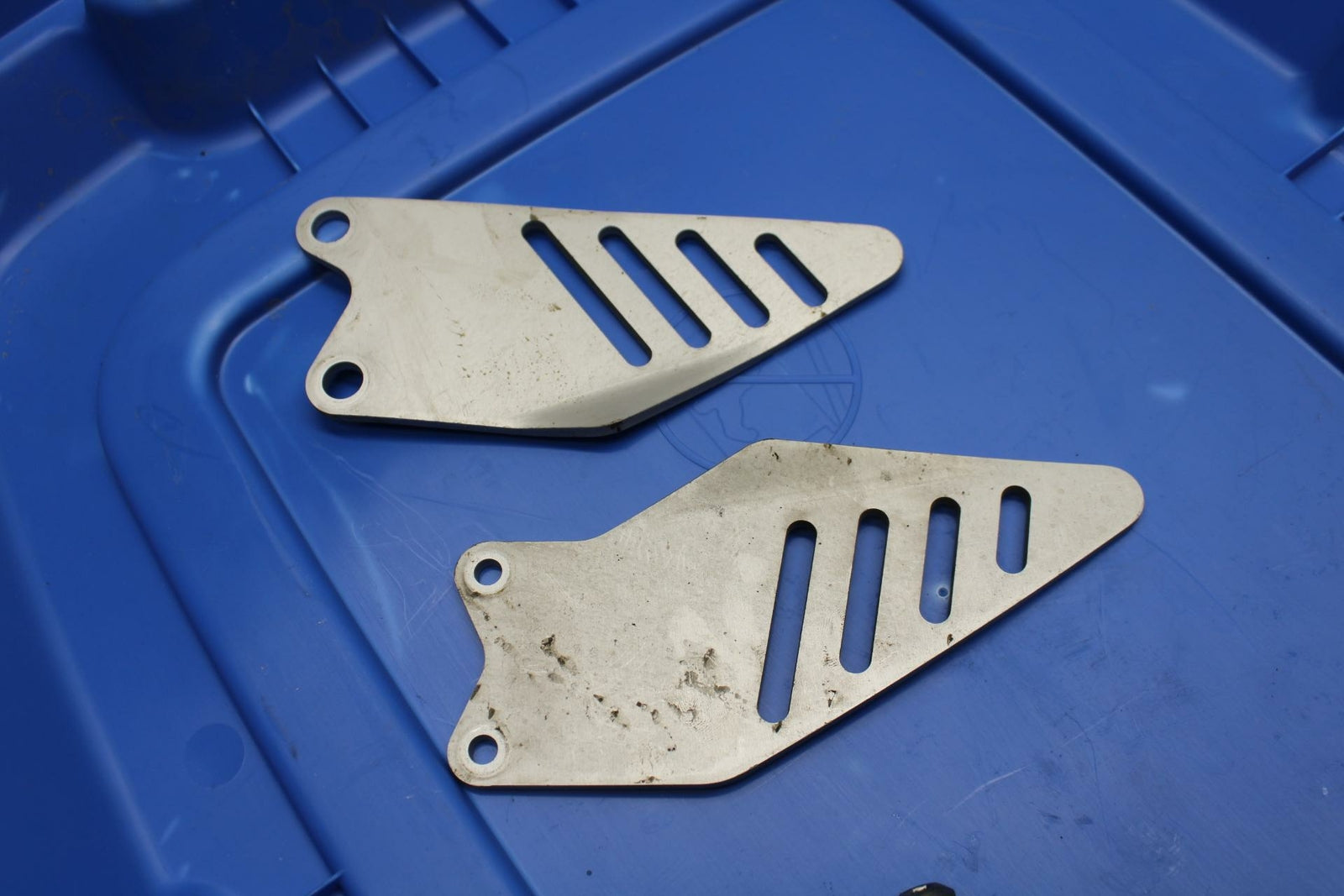 13-17 KAWASAKI NINJA ZX6R ZX636E LEFT RIGHT HEEL GUARD COVER SET BB409