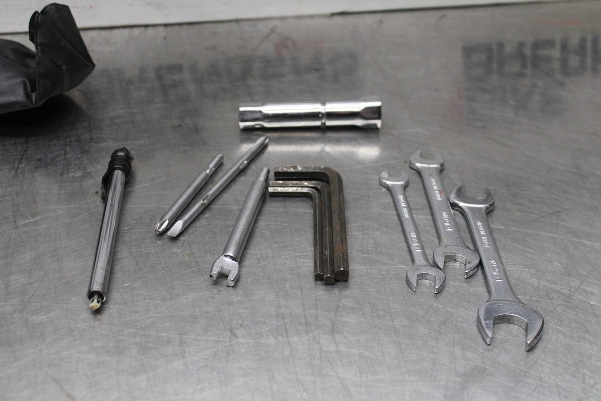 97 KAWASAKI VULCAN 1500 VN1500D CLASSIC STOCK TOOLS OEM TOOL BAG KIT SET BB936