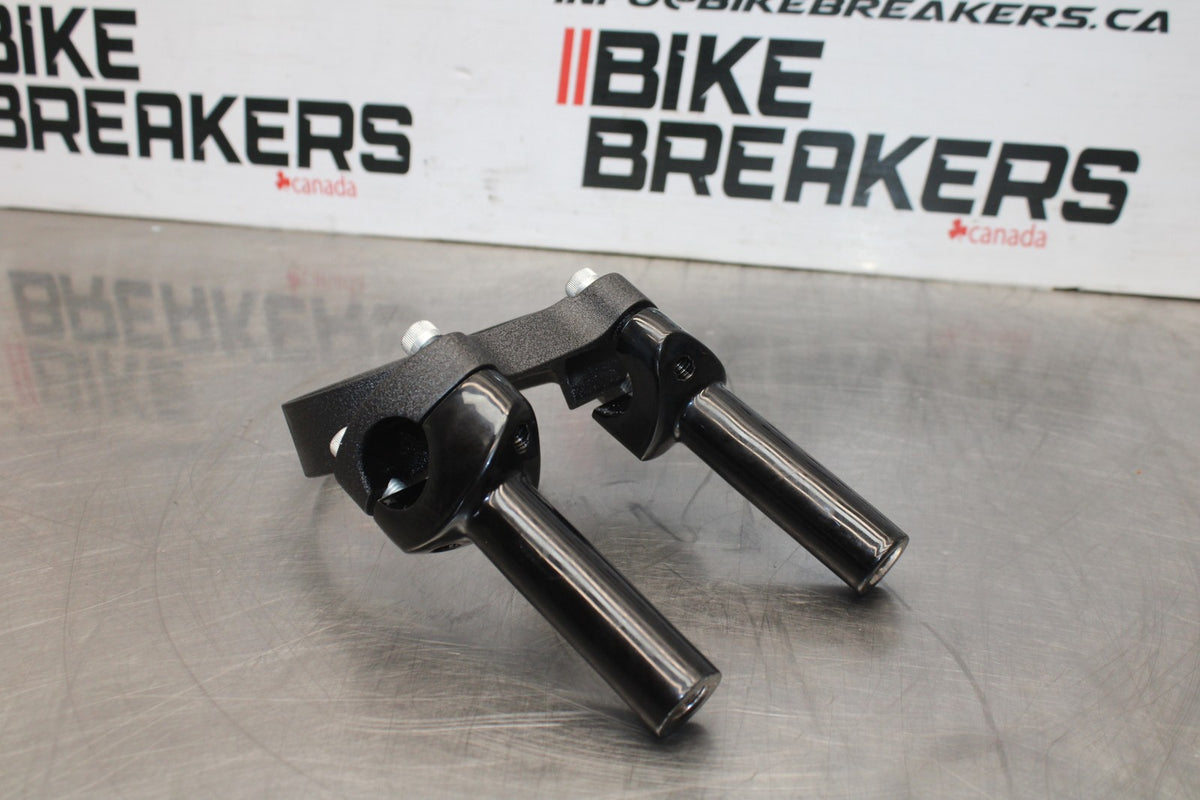 22 HARLEY-DAVIDSON SOFTAIL HANDLEBAR RISERS/ GUAGE HOLDER BB859