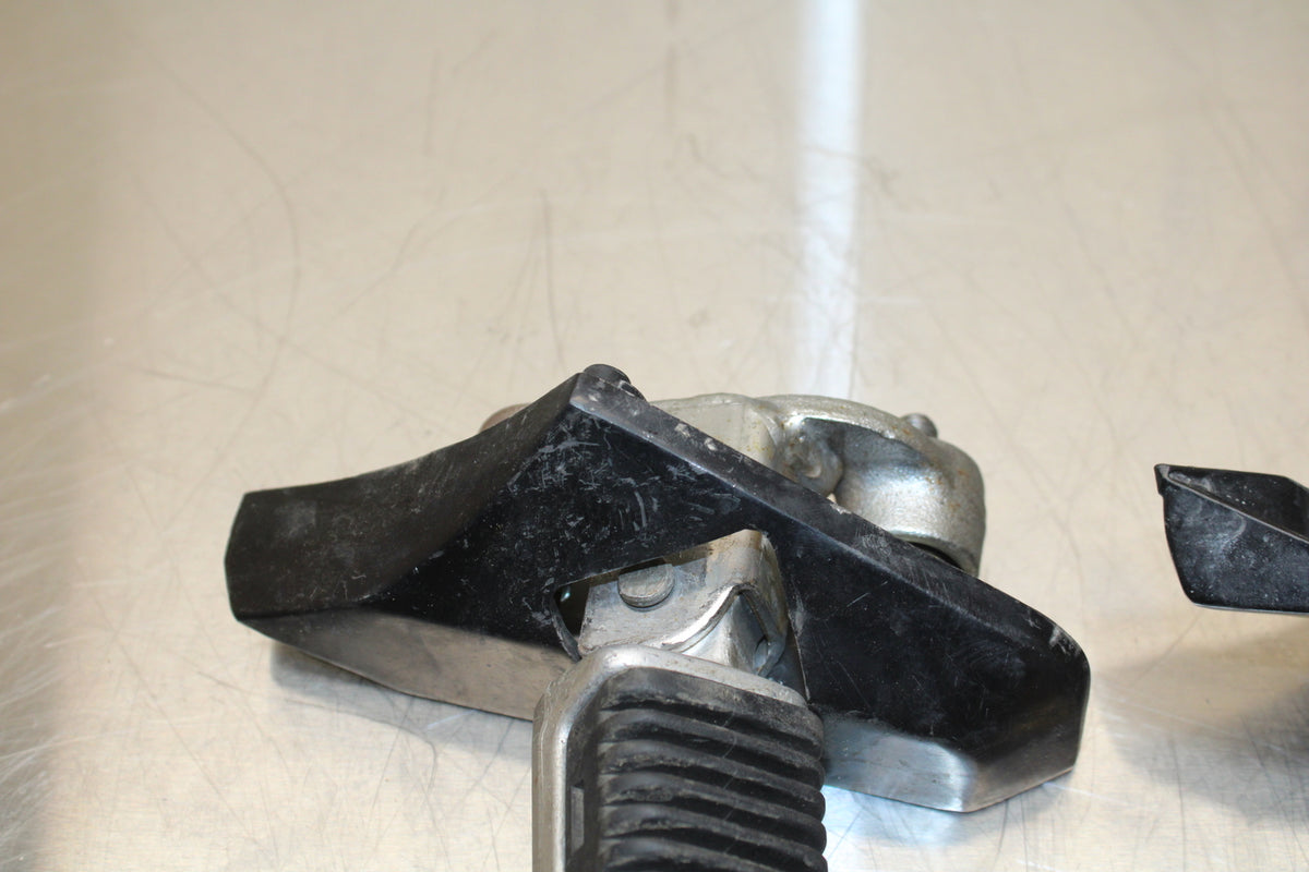 86 SUZUKI GS750ES FRONT FOOT RESTS PEGS STEPS SET PAIR BB140