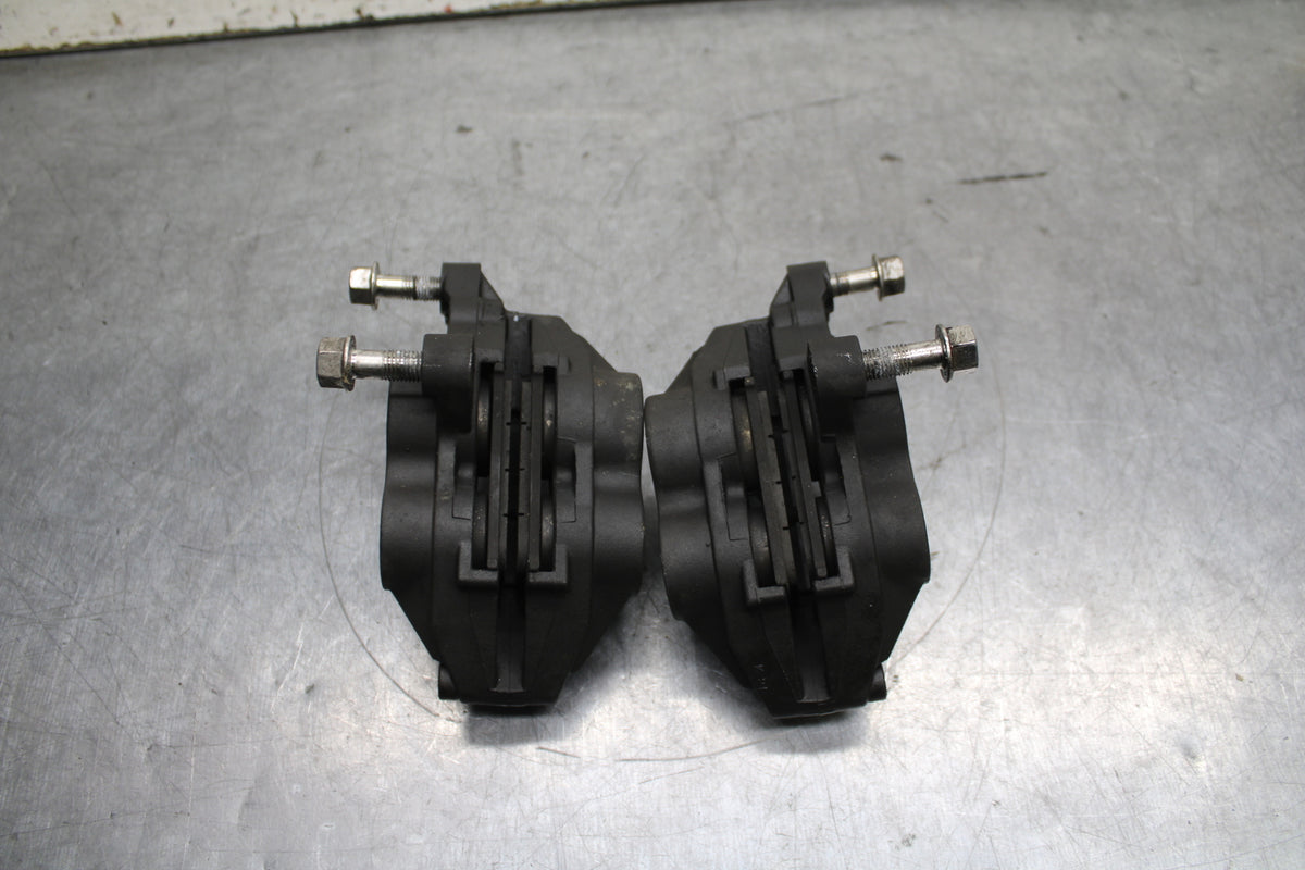 03-04 TRIUMPH DAYTONA 600 RIGHT LEFT FRONT BRAKE CALIPER SET PAIR CALIPERS BB745