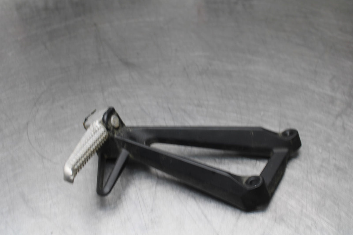 23 YAMAHA YZF R3 LEFT REAR BACK PASSENGER PEG BB806