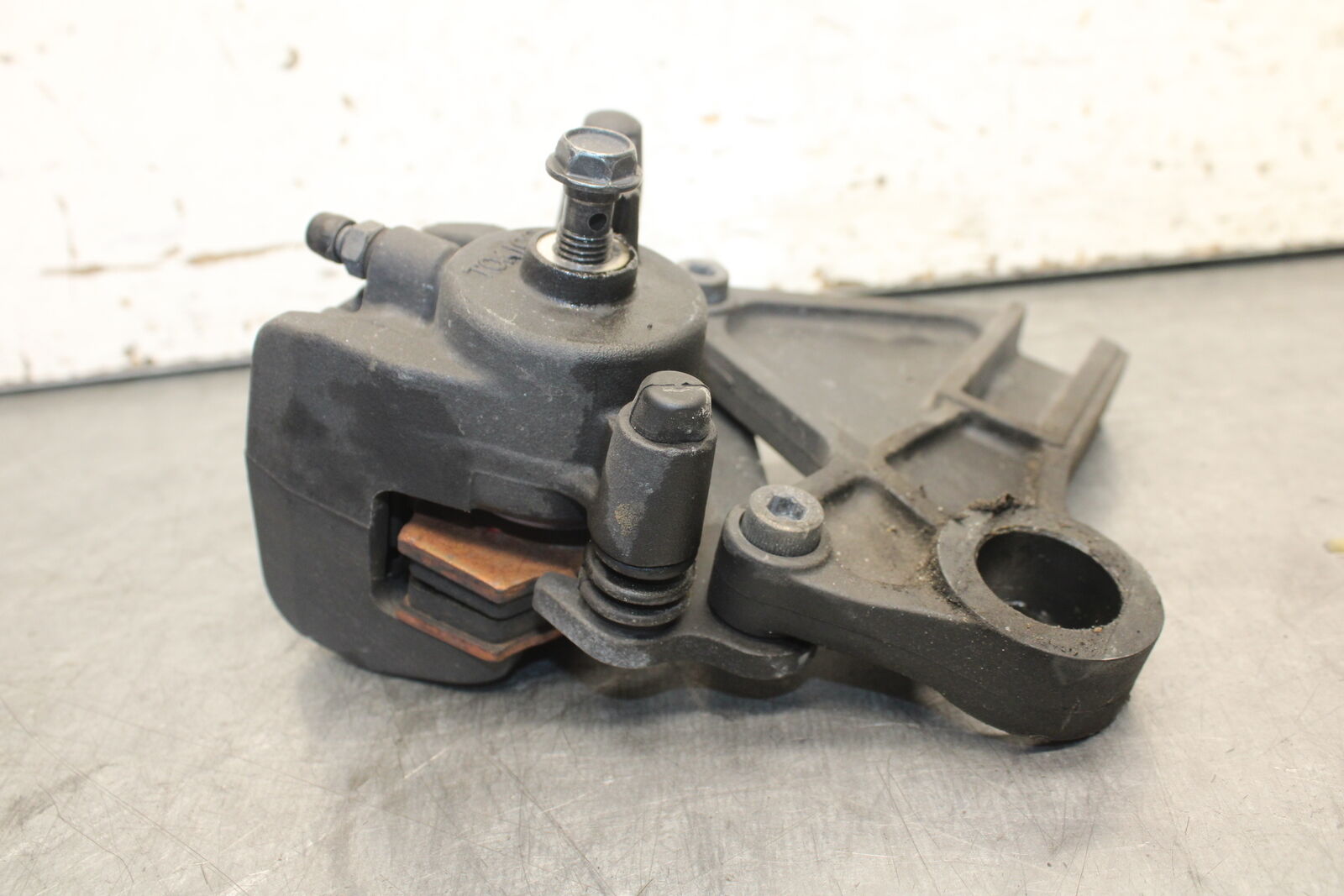 09-12 KAWASAKI NINJA ZX6R REAR BACK BRAKE CALIPER W MOUNT BRACKET BB698