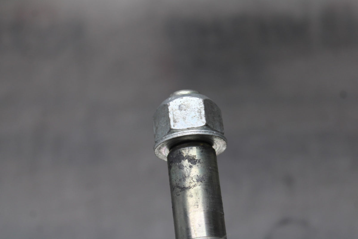 09 HARLEY-DAVIDSON SPORTSTER 1200 CUSTOM XL1200C FRONT WHEEL AXLE BOLT BB776