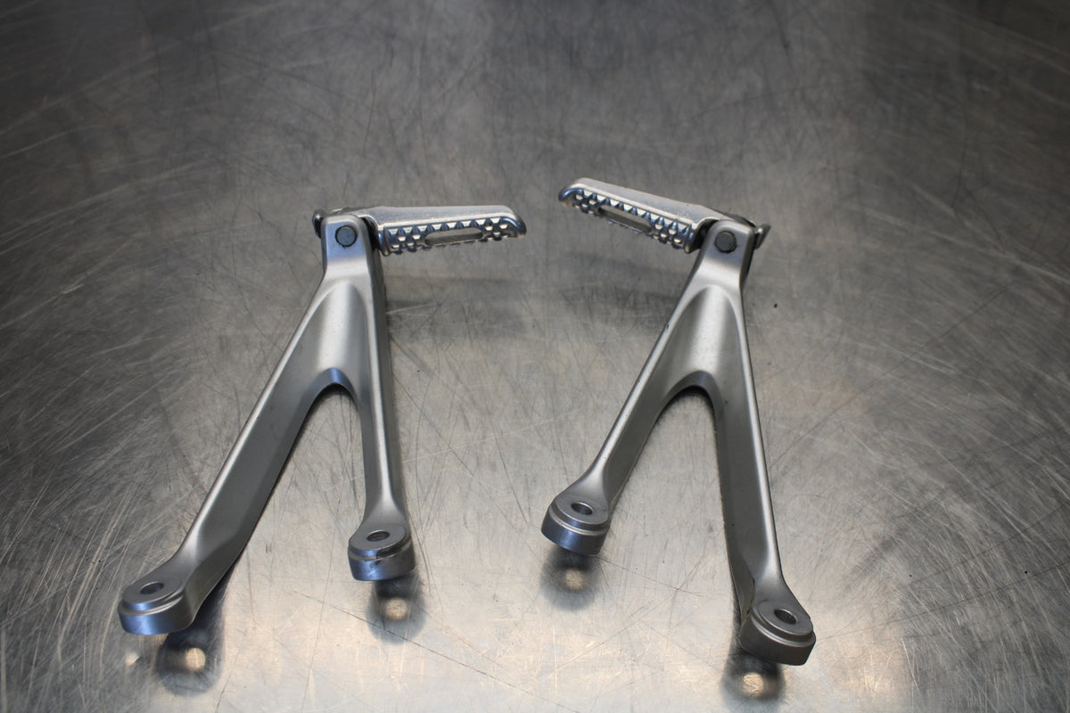 12-16 HONDA CBR1000RR REAR BACK PASSENGER PEG SET PAIR BB157