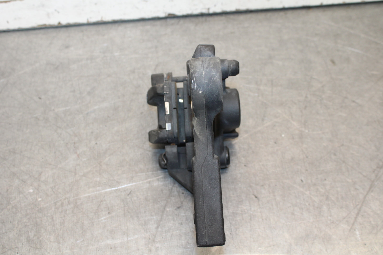 16 KAWASAKI NINJA ZX10R REAR BRAKE CALIPER W MOUNT BRACKET 43080-0097-DJ BB650