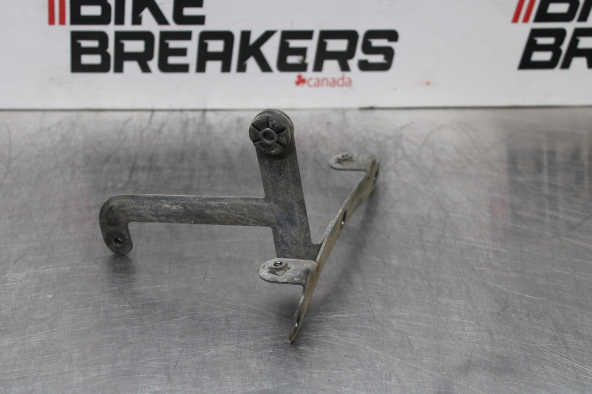 05-06 SUZUKI GSXR1000 OIL COOLER MOUNTING BRACKET MOUNT SUPPORT BB773
