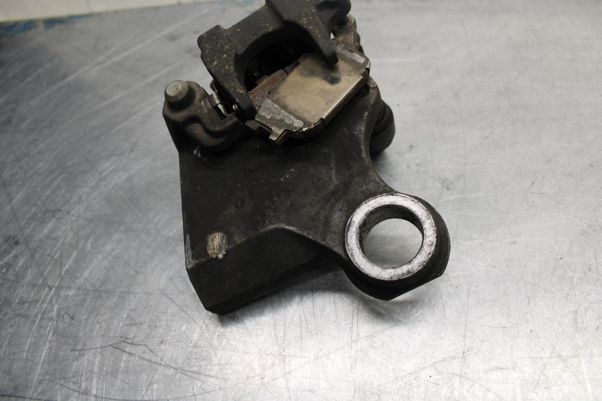 07 YAMAHA YZF R6 2c0 REAR  BRAKE CALIPER W MOUNT BRACKET 2C0-2580W-00-00 BB423
