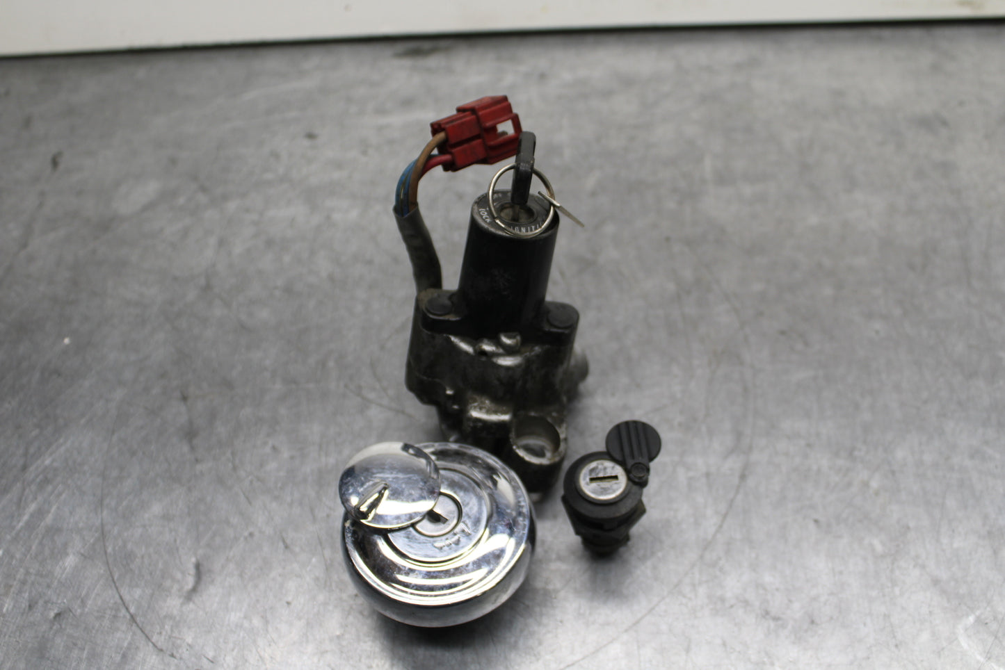 06-07 YAMAHA V STAR 1100 IGNITION LOCK KEY SET W/ GAS CAP AND SEAT LOCK BB124
