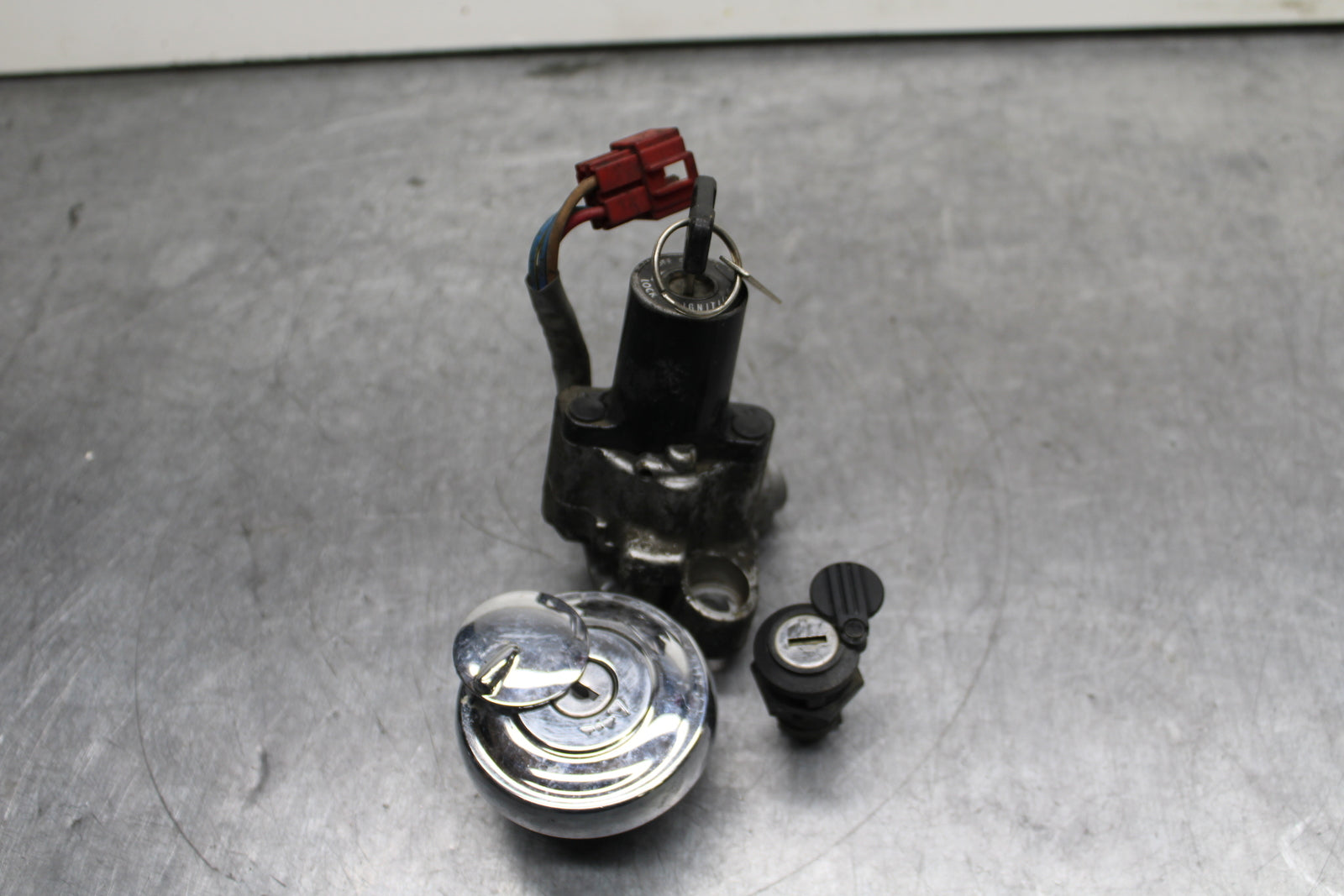 06-07 YAMAHA V STAR 1100 IGNITION LOCK KEY SET W/ GAS CAP AND SEAT LOCK BB124