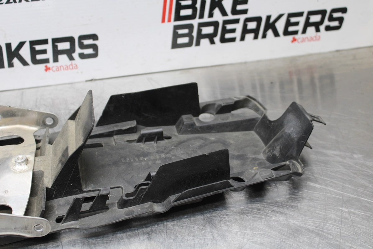 06-07 SUZUKI GSXR 600 REAR BACK TAIL UNDERTAIL BATTERY TRAY PLASTIC BB178