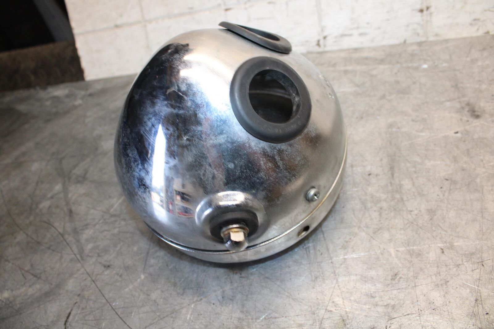 1982 Suzuki GS450L SINGLE HEADLIGHT HEAD LAMP LIGHT BB52