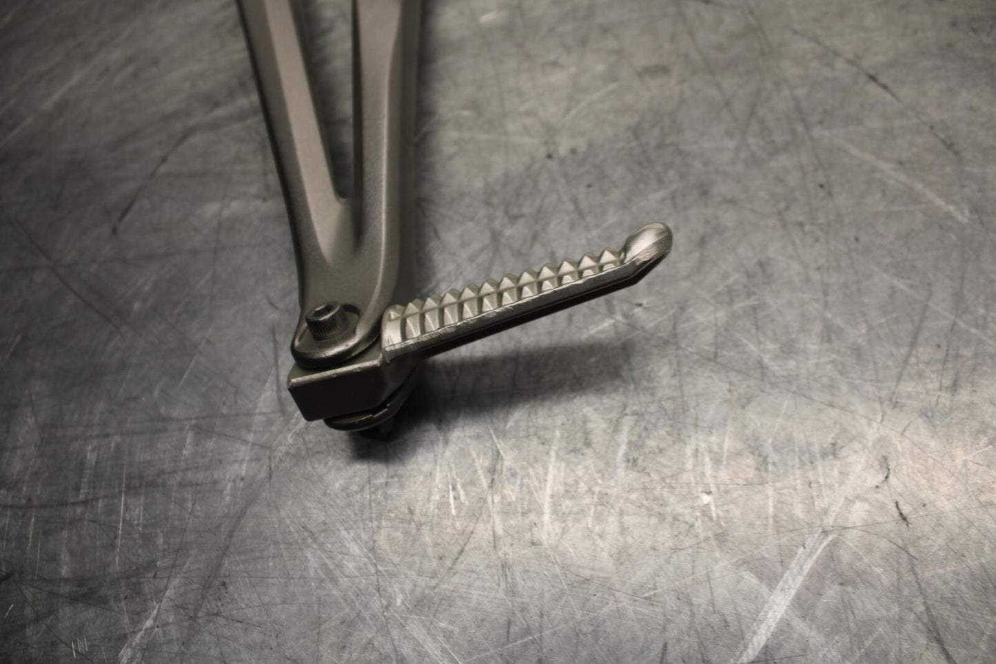 07-08 YAMAHA YZF R1 LEFT REAR BACK PASSENGER PEG 5JJ-27431-10-00 BB483