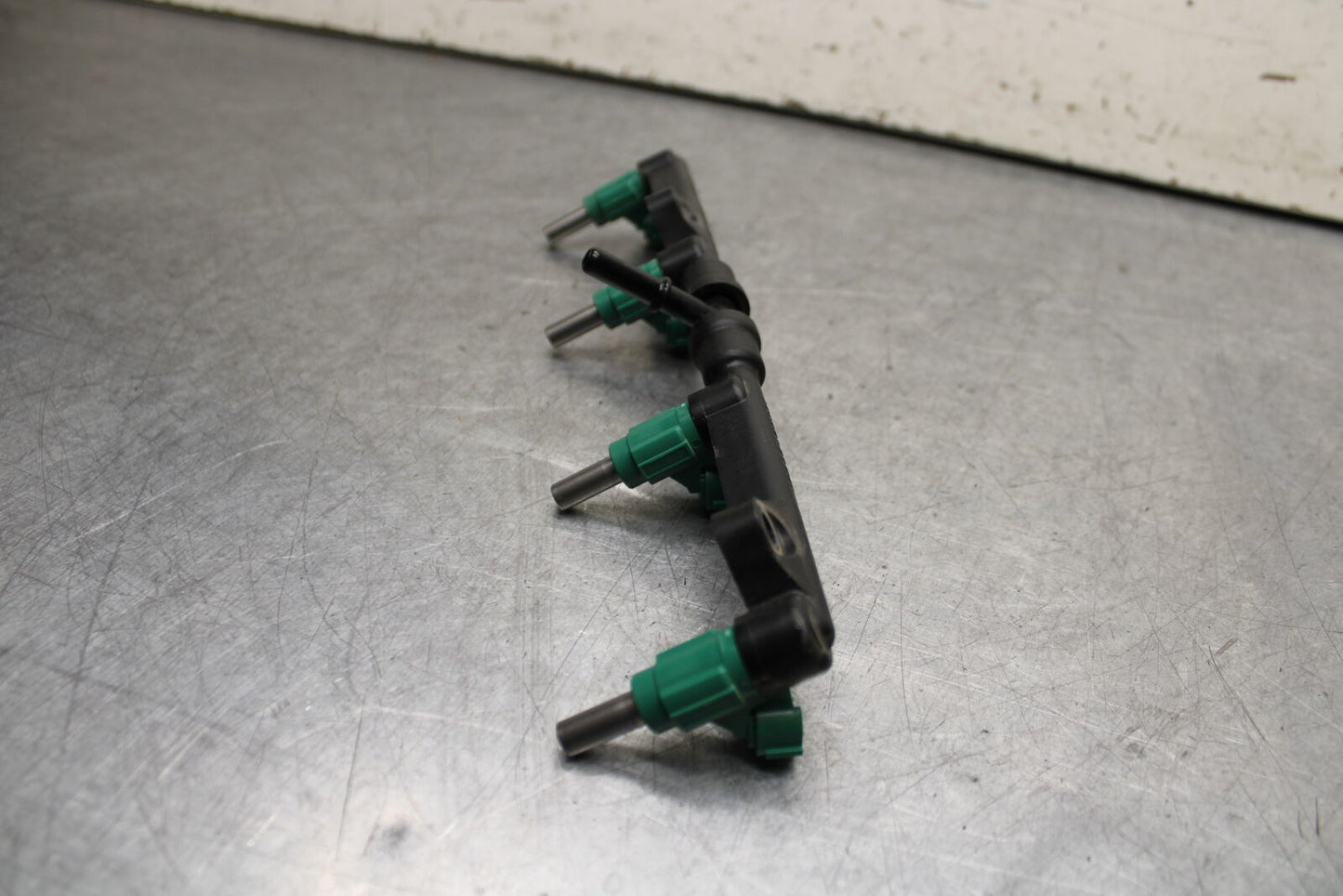 16 KAWASAKI NINJA ZX10R FUEL INJECTOR RAIL AIR BOX BB650