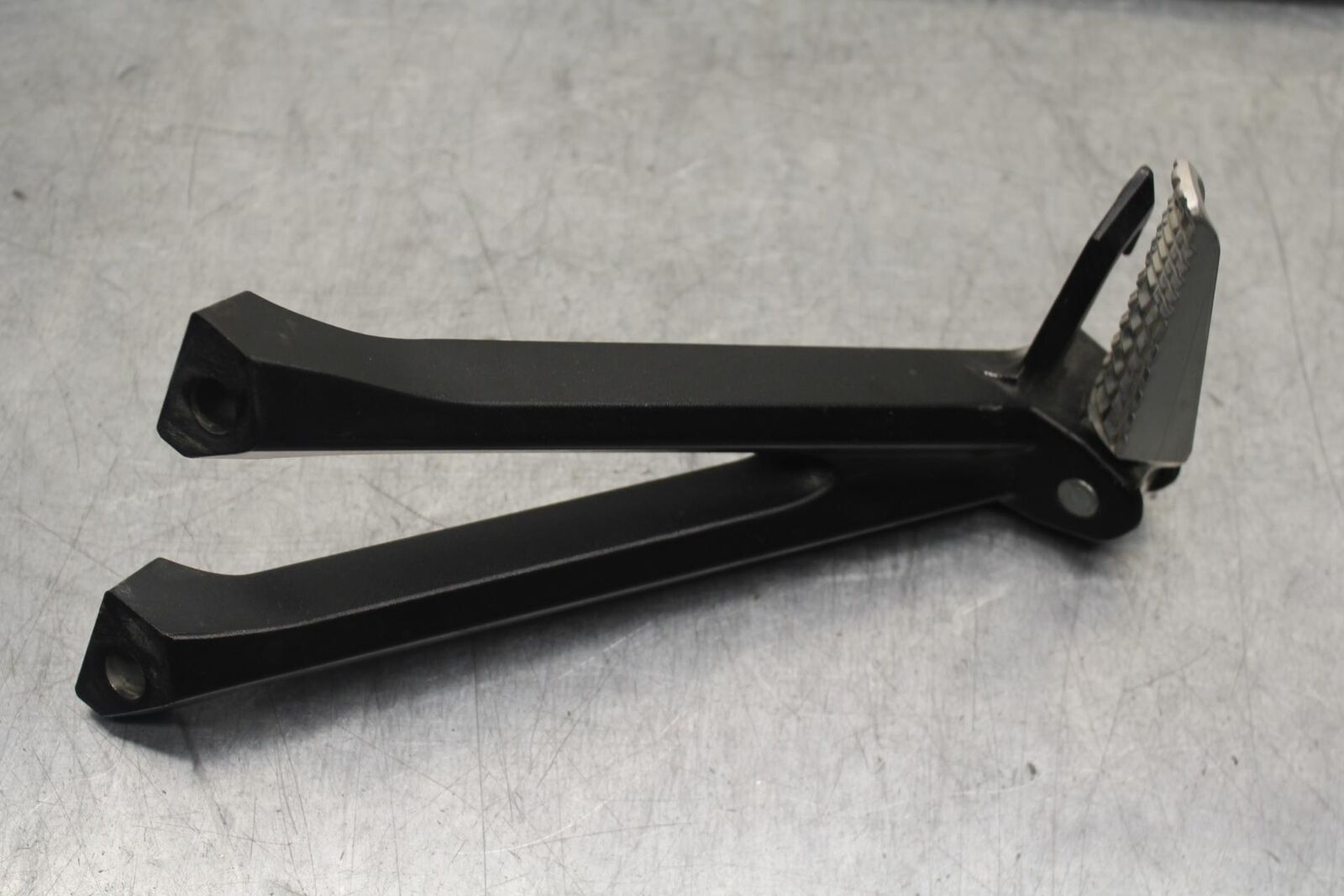 2011 Suzuki GSXR600 REAR BACK PASSENGER PEG SET PAIR BB602