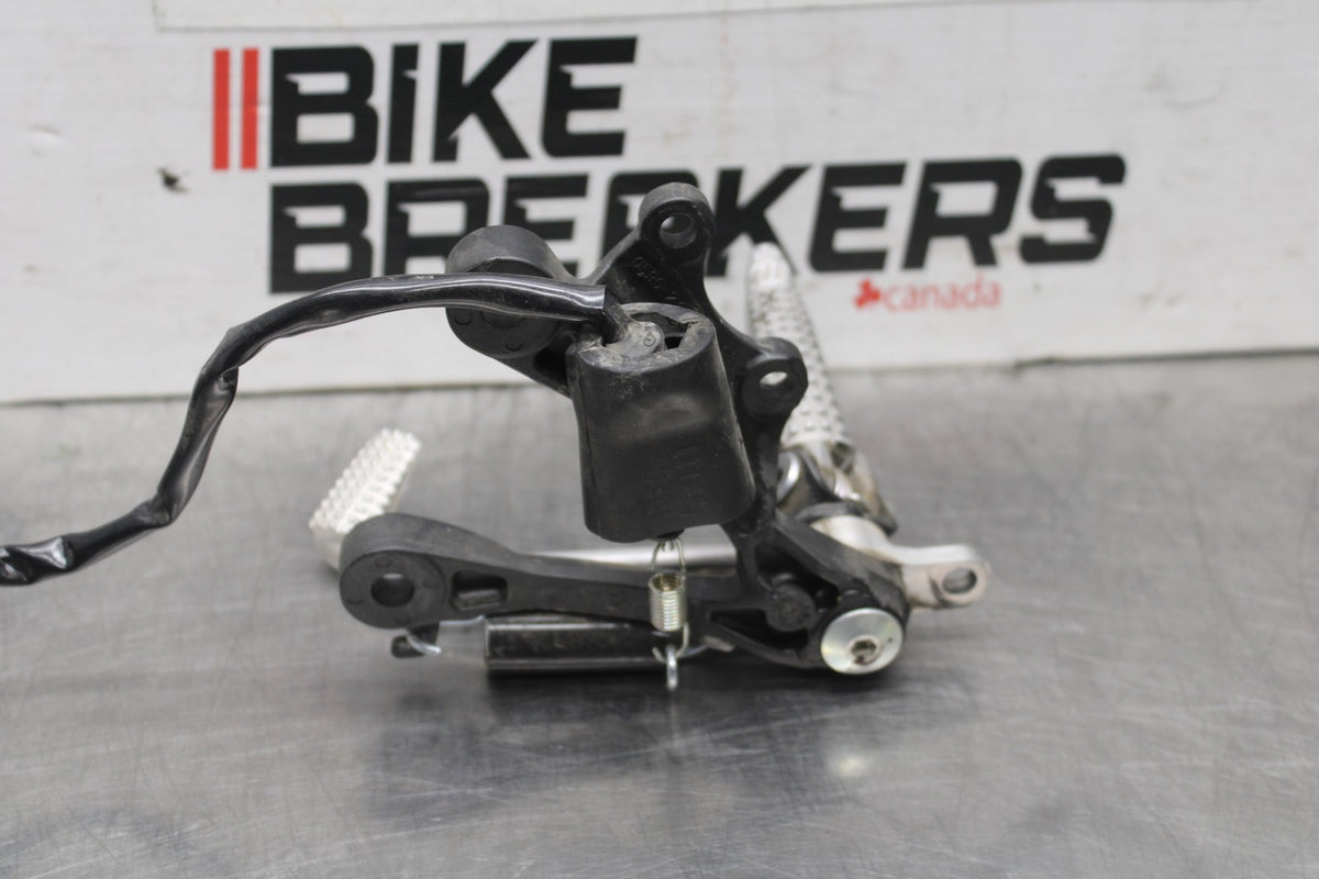 24-25 KAWASAKI NINJA ZX6R RIGHT REARSET REAR SET DRIVER FOOT PEG REST STOP BB939