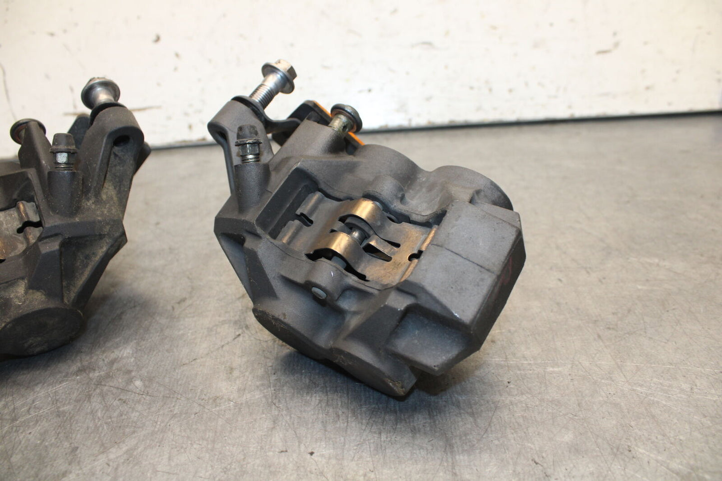 08-09 YAMAHA YZF R6S RIGHT LEFT FRONT BRAKE CALIPER SET PAIR CALIPERS  BB690