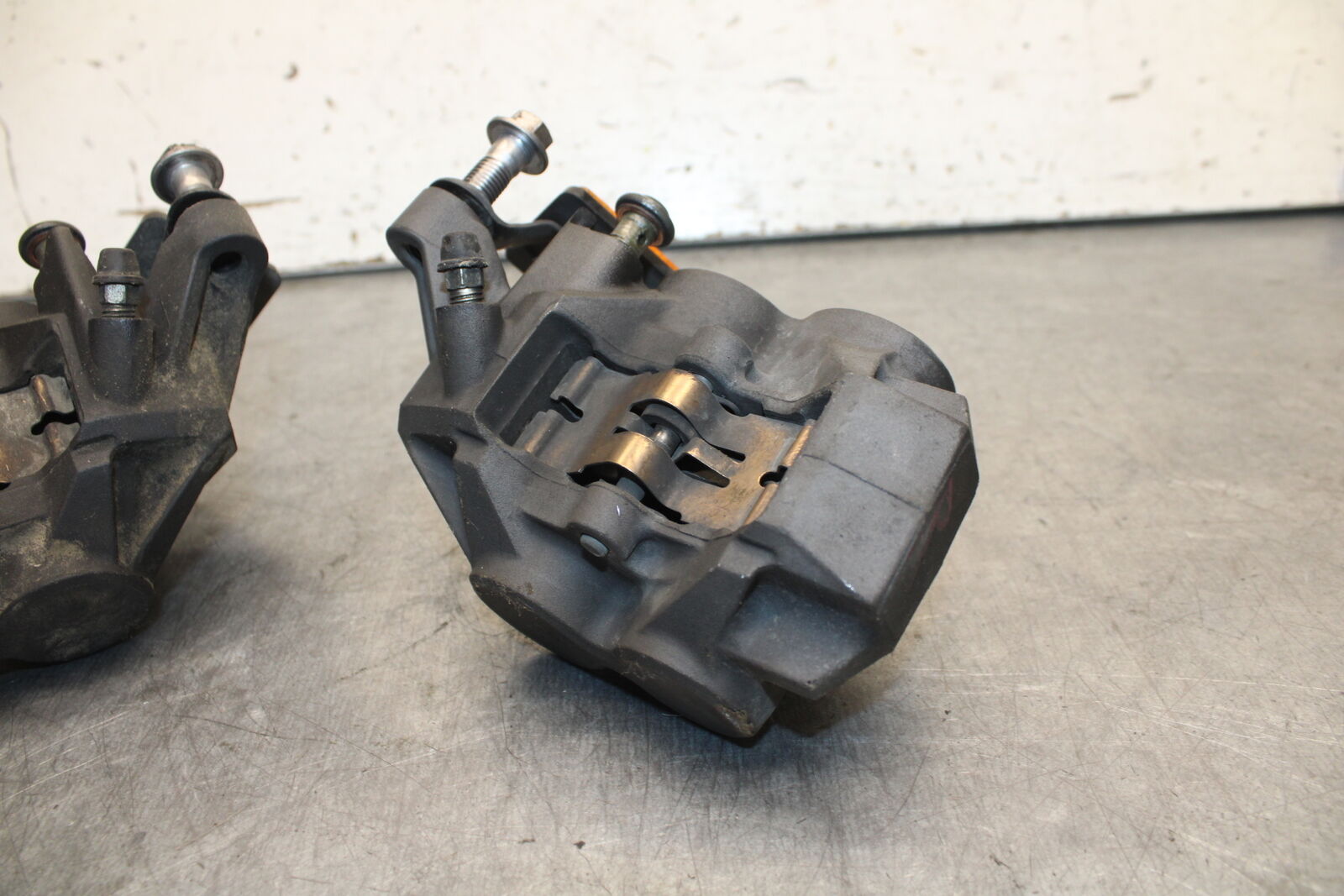 08-09 YAMAHA YZF R6S RIGHT LEFT FRONT BRAKE CALIPER SET PAIR CALIPERS  BB690