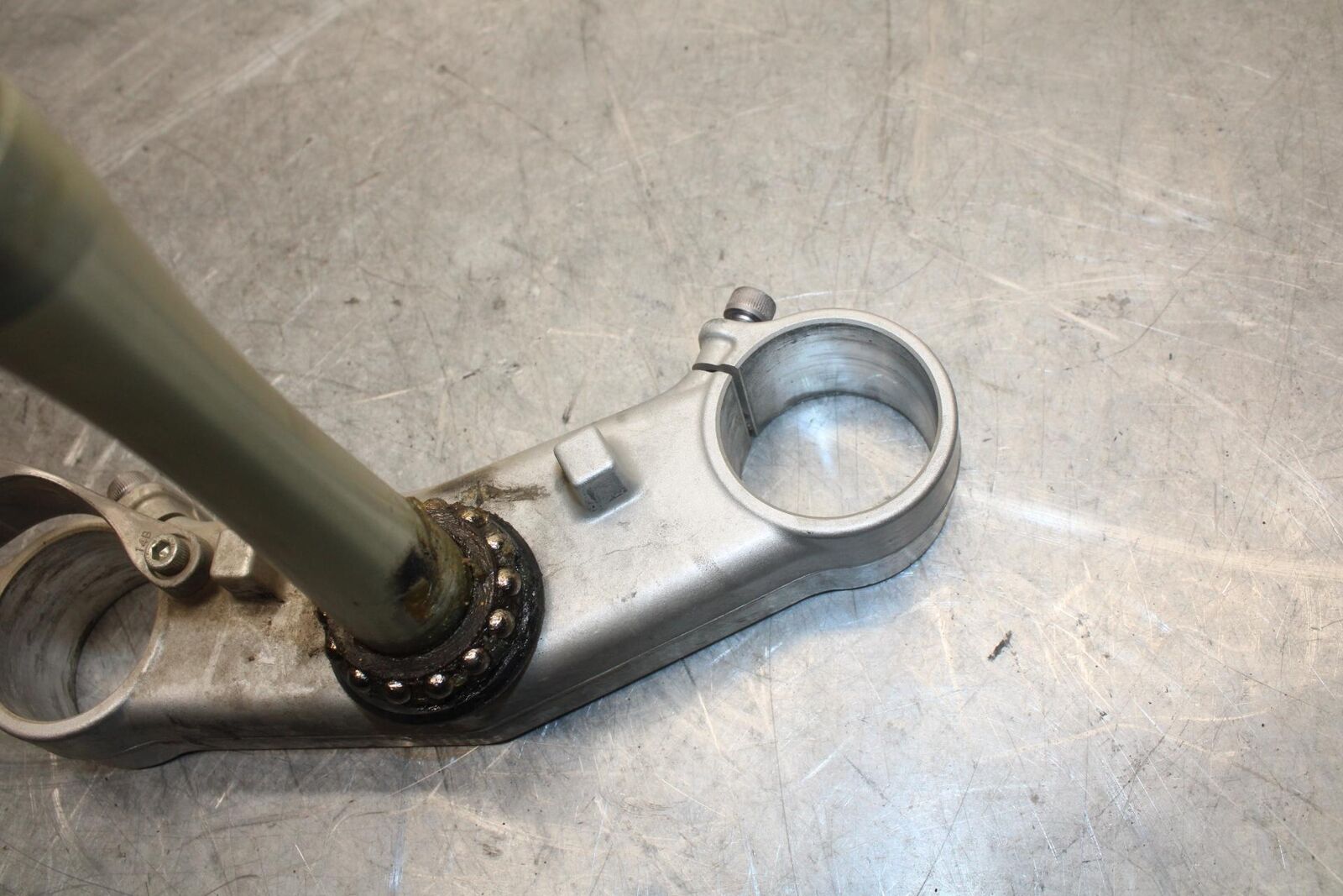 2013 Yamaha YZF R1  FORKS CLAMP LOWER TRIPLE TREE STEM 14B-23340-10-00  BB507