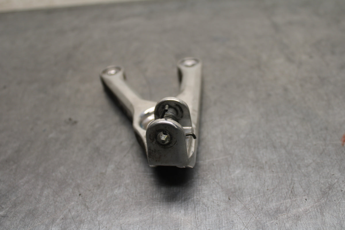 03-05 YAMAHA YZF R6  LEFT REARSET REAR SET DRIVER FOOT PEG BRACKET MOUNT BB132