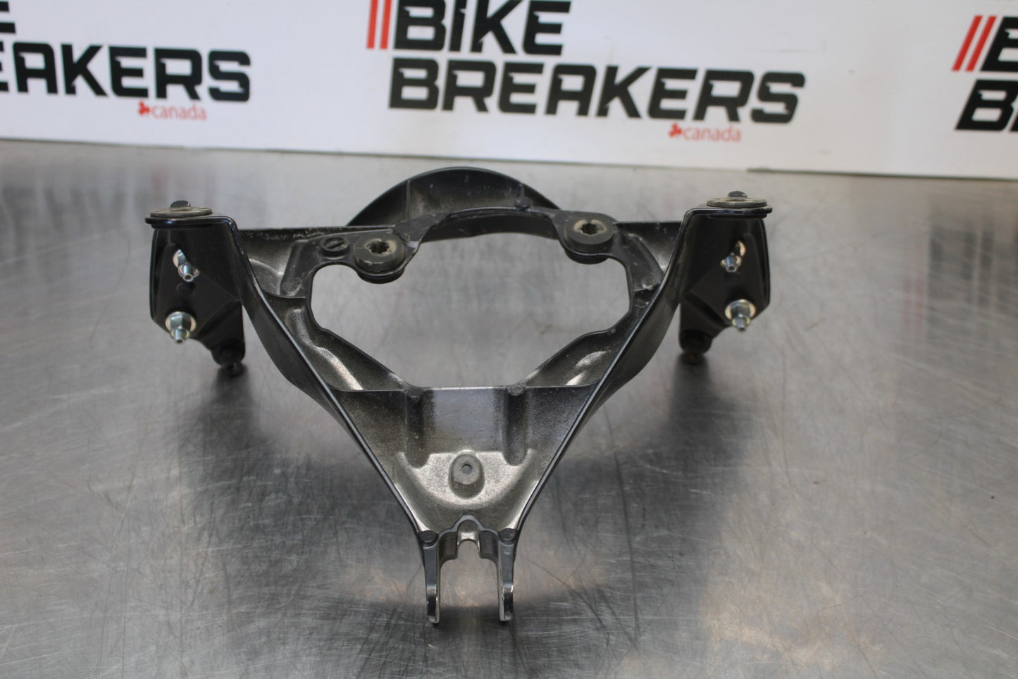 06-07 SUZUKI GSXR 600 UPPER FAIRING MIRROR GAUGES STAY BRACKET BB170