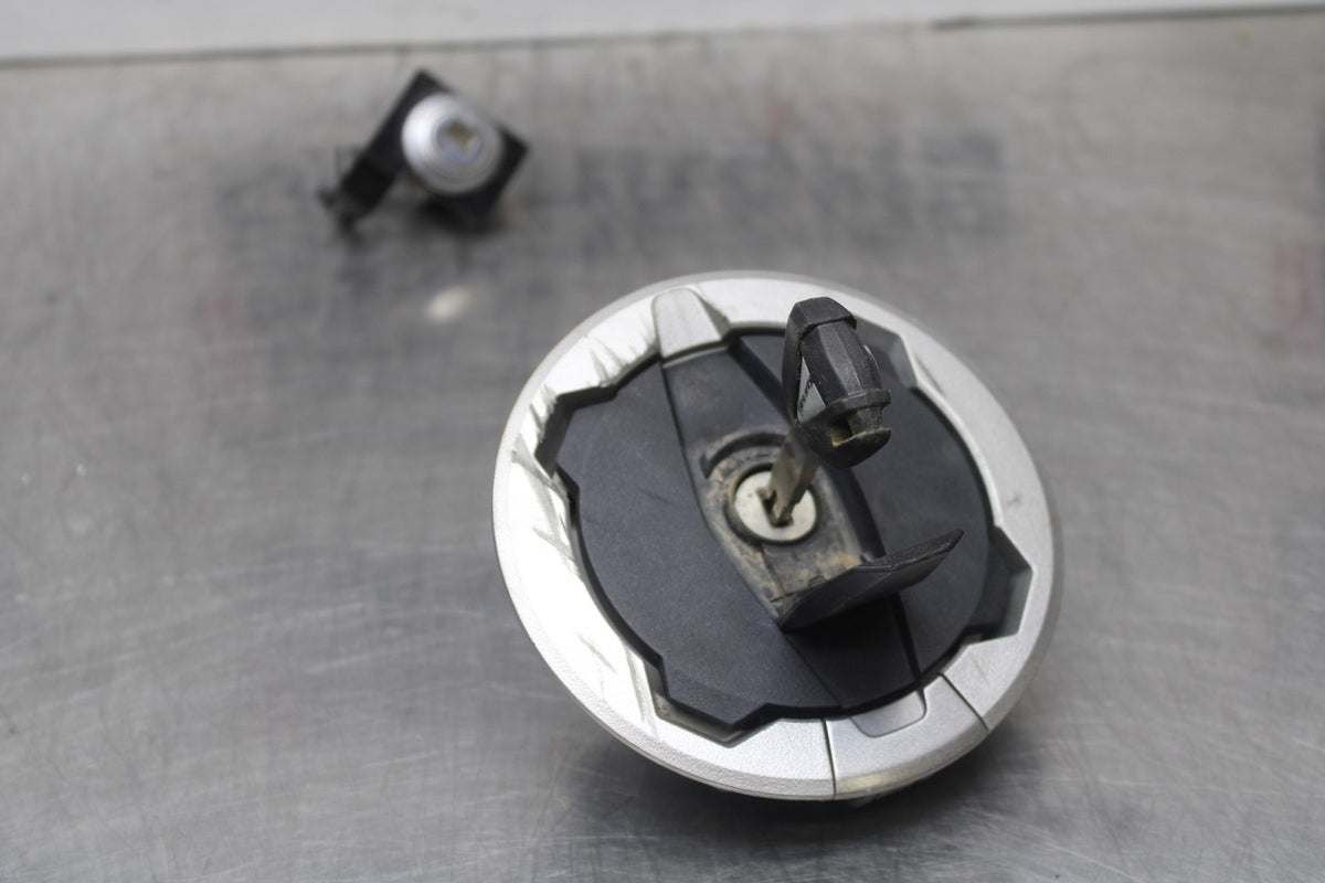 24-25 KAWASAKI NINJA ZX6R FUEL TANK GAS CAP & SEAT LOCK W/ KEY BB785