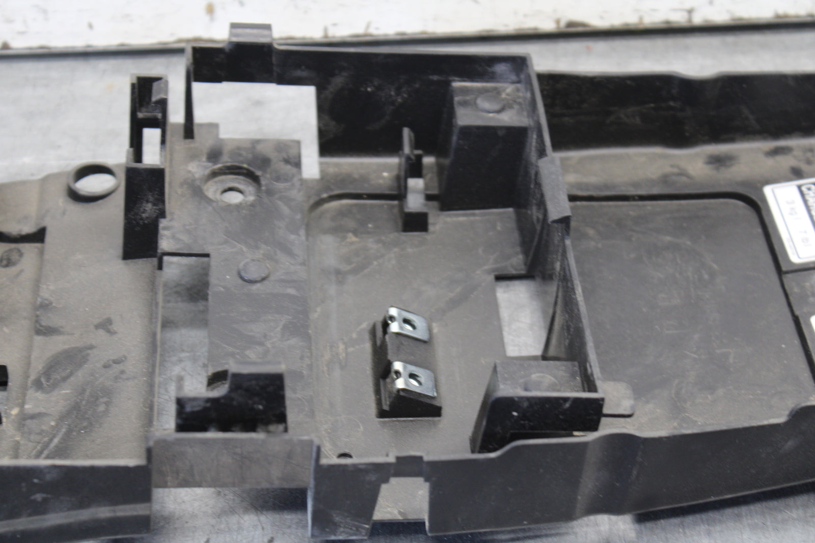 08-16 YAMAHA YZF R6 REAR BACK TAIL UNDERTAIL BATTERY TRAY PLASTIC OEM BB665