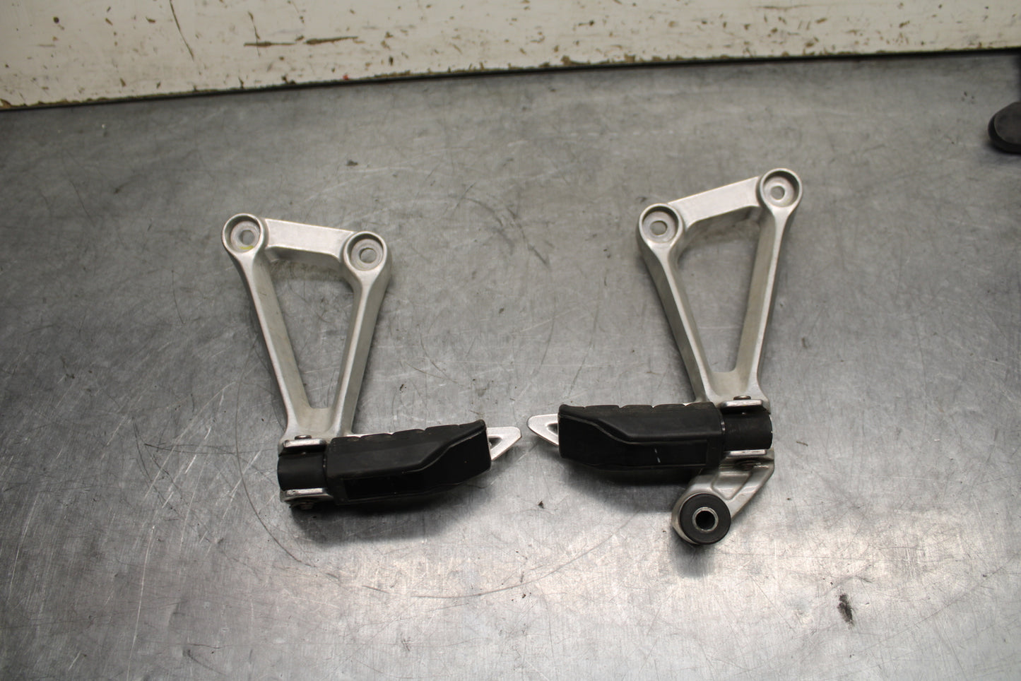 15-16 HONDA CB300F REAR BACK PASSENGER PEG SET PAIR BB740