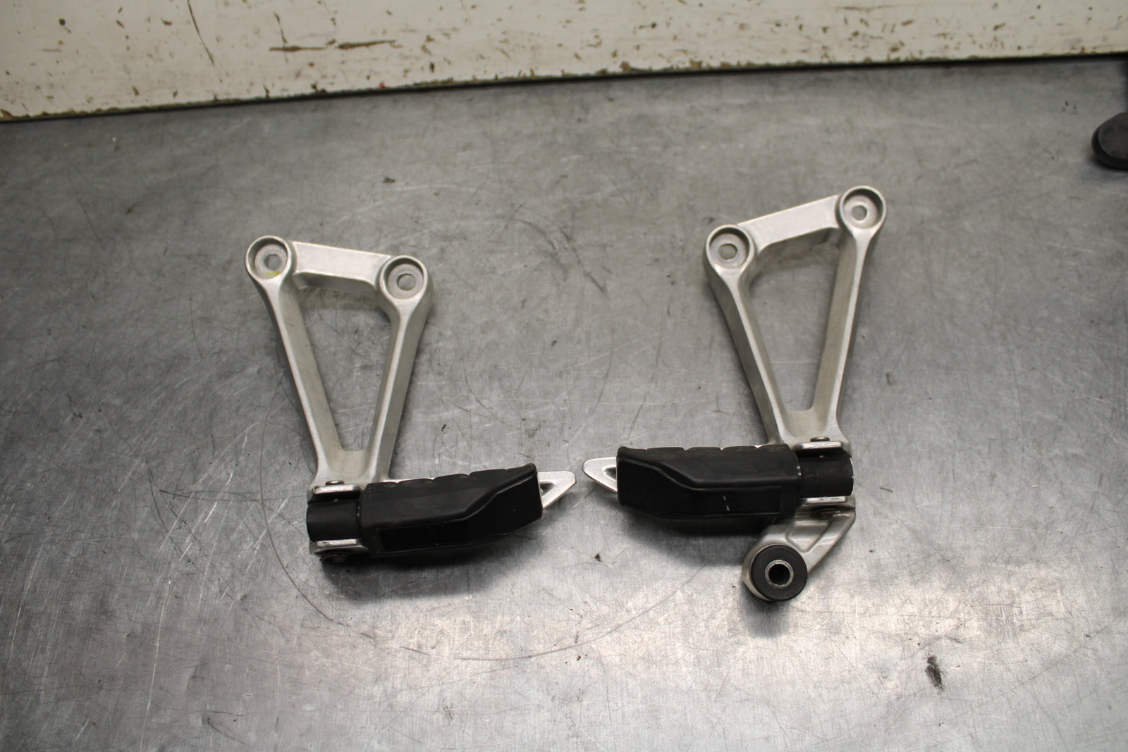 15-16 HONDA CB300F REAR BACK PASSENGER PEG SET PAIR BB740