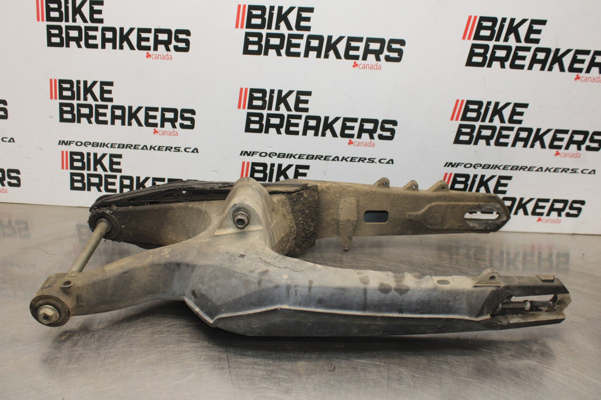 15 TRIUMPH TIGER 800 REAR SWINGARM BACK SUSPENSION SWING ARM BB873