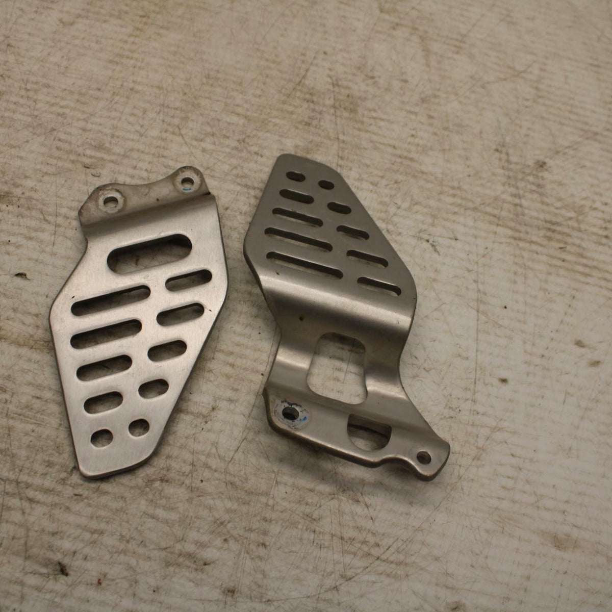 08-16 YAMAHA YZF R6 LEFT REARSET REAR SET HEEL GUARD COVER BB365 