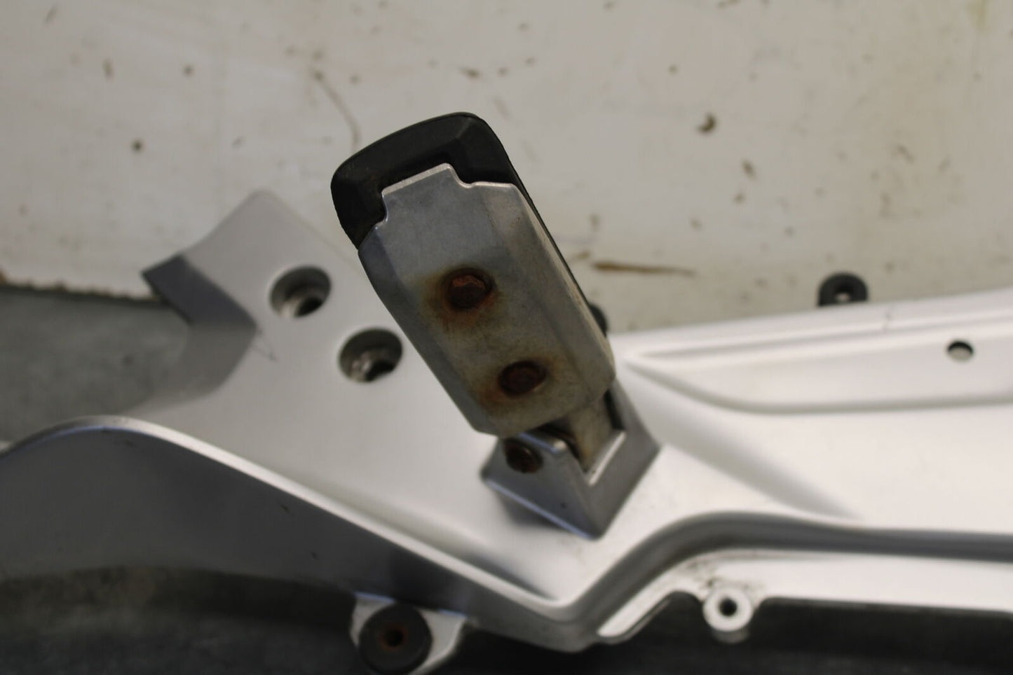 04-12 HONDA ST1300A RIGHT FRONT FOOT REST PEG STEP MOUNT BRACKET BB669