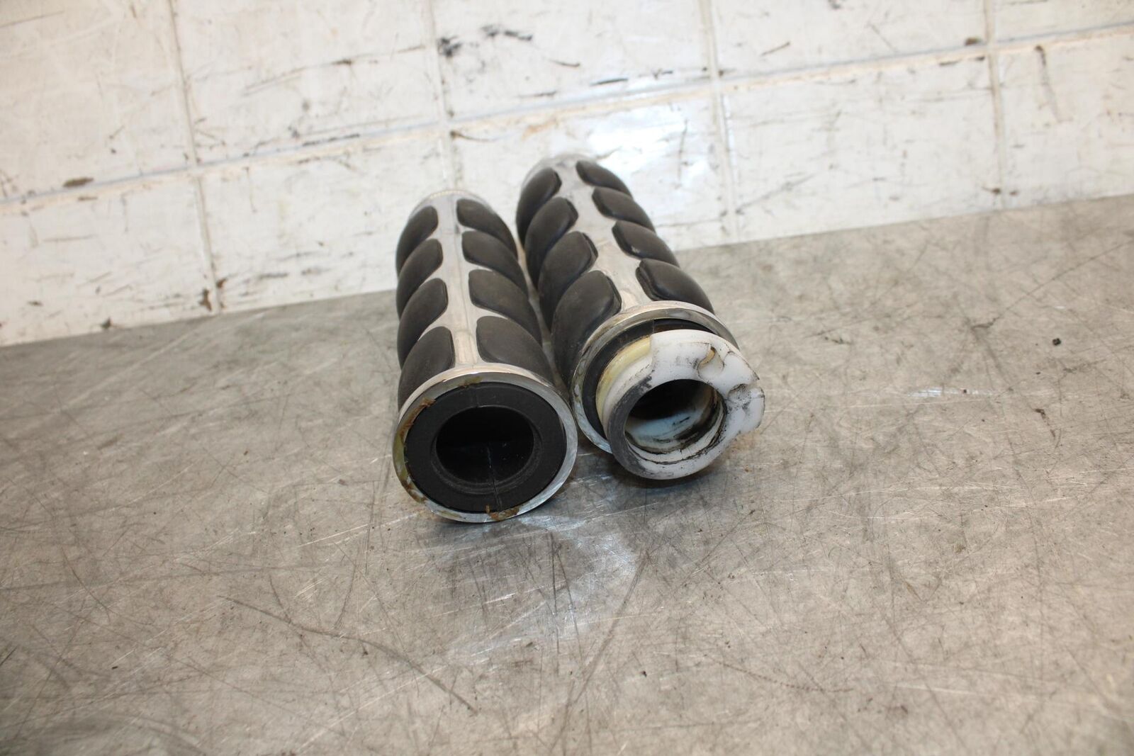 2007 Suzuki Boulevard M50 RIGHT LEFT CLIPON HANDLEBAR GRIPS GRIP PAIR SET BB537