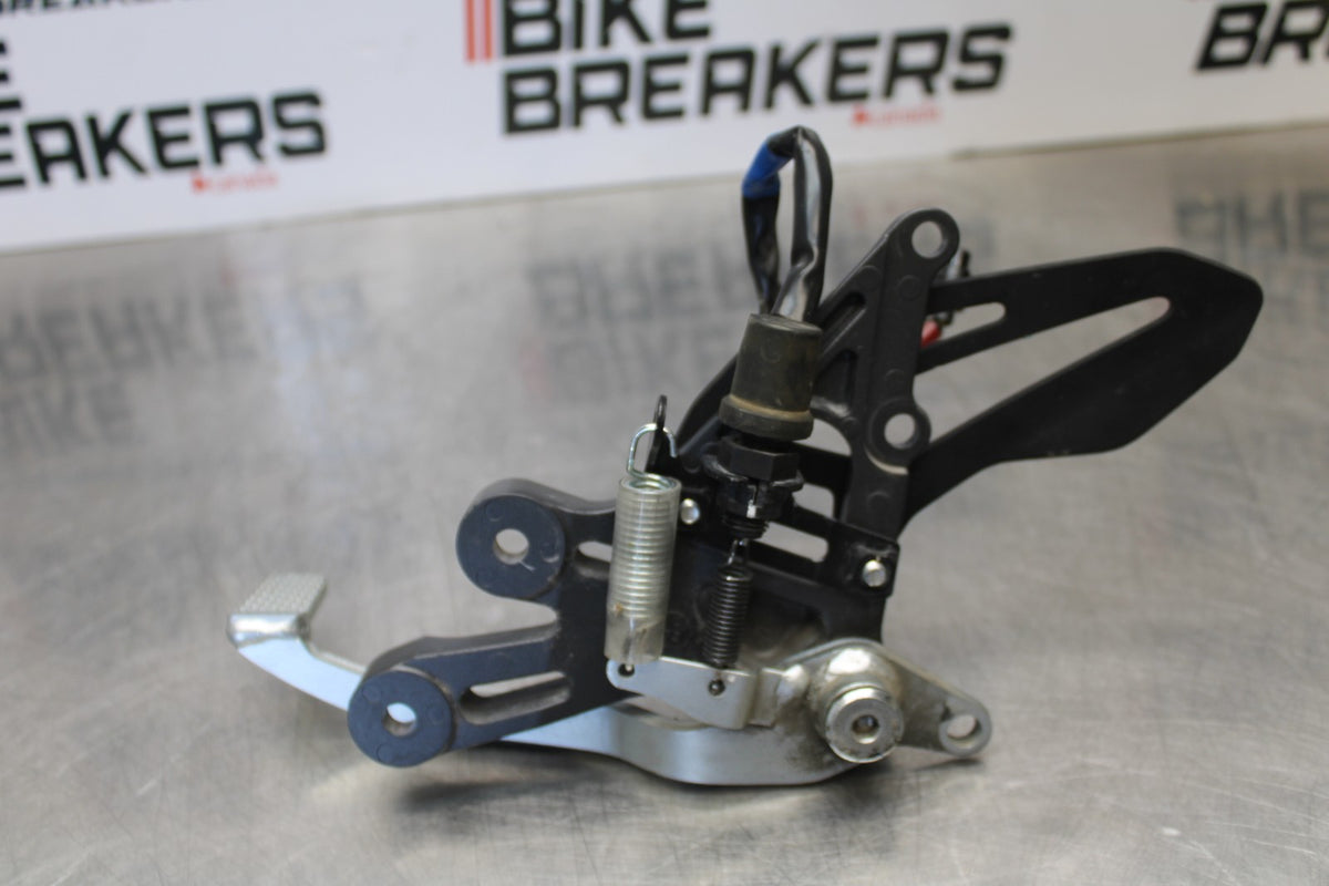 22-25 YAMAHA YZF R7 RIGHT REARSET REAR SET DRIVER FOOT PEG REST STOP BB182