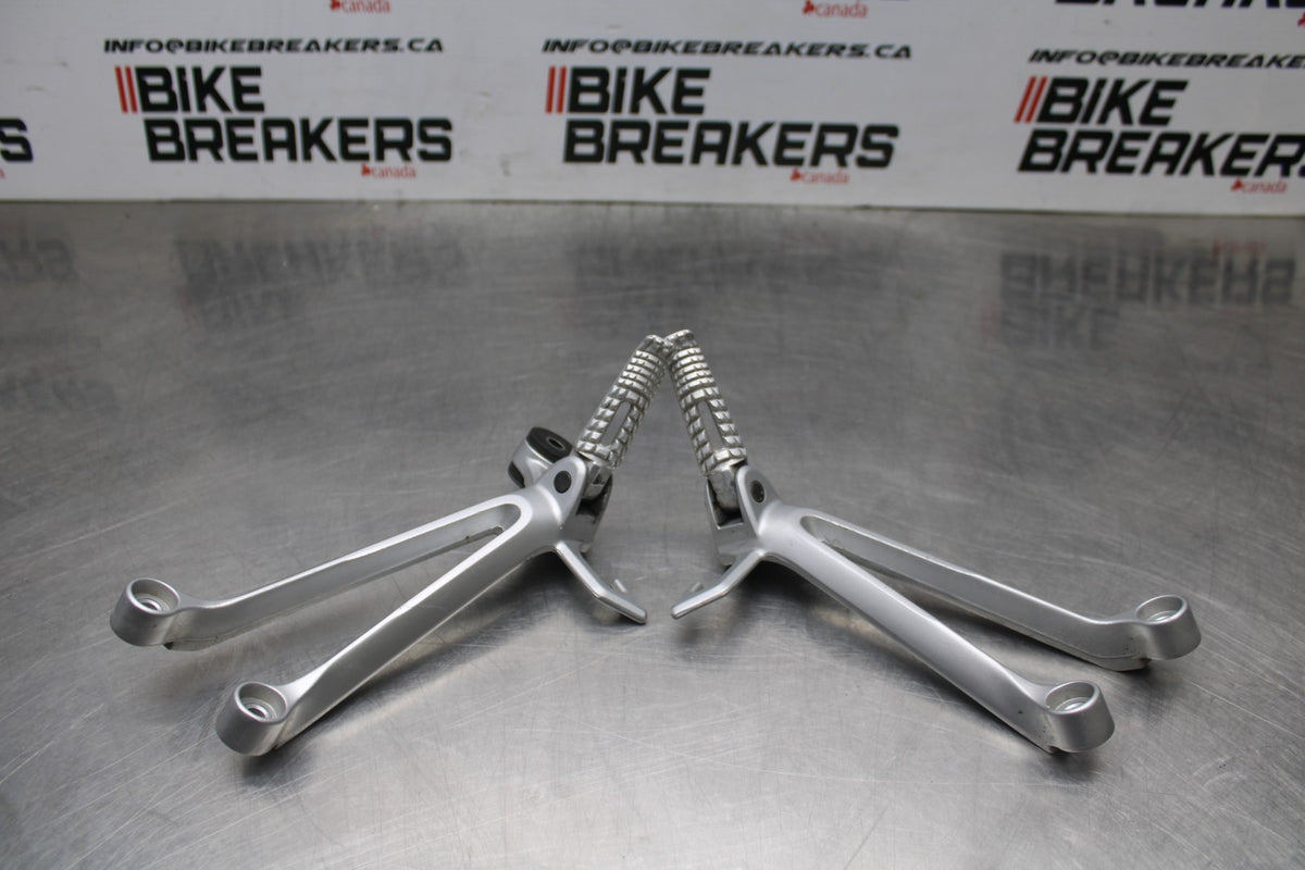 05-06 SUZUKI GSXR1000 REAR BACK PASSENGER PEG SET PAIR BB857