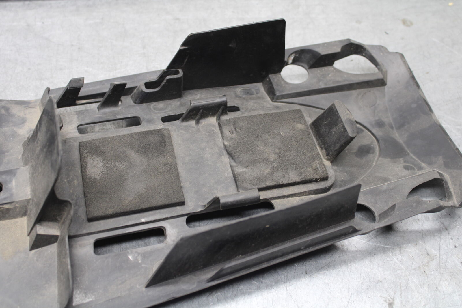 05-06 SUZUKI GSXR1000 REAR BACK TAIL UNDERTAIL BATTERY TRAY 63111-41G01 BB663