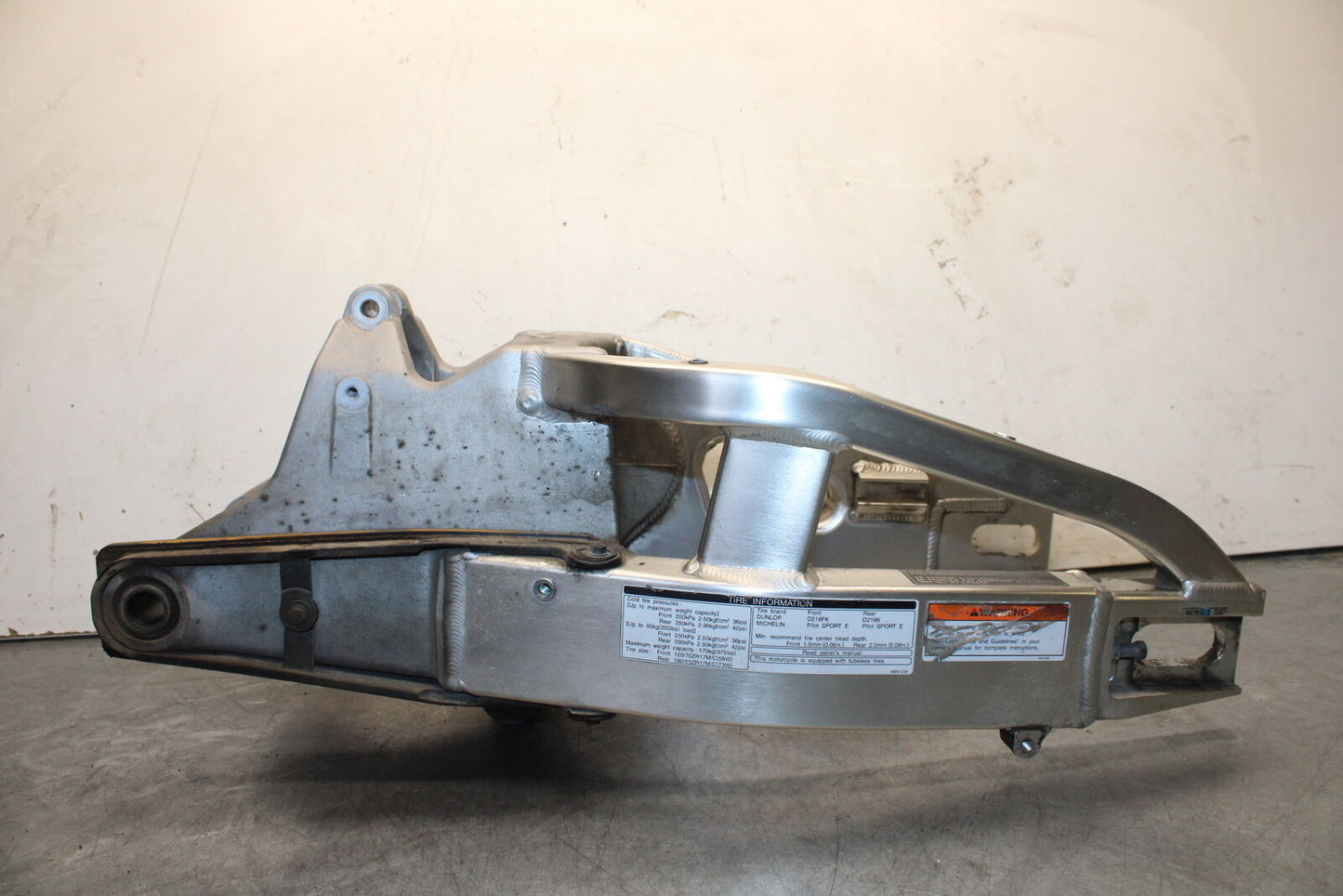 05-06 HONDA CBR600RR REAR SWINGARM SWING ARM 52200-MEE-D00  BB655
