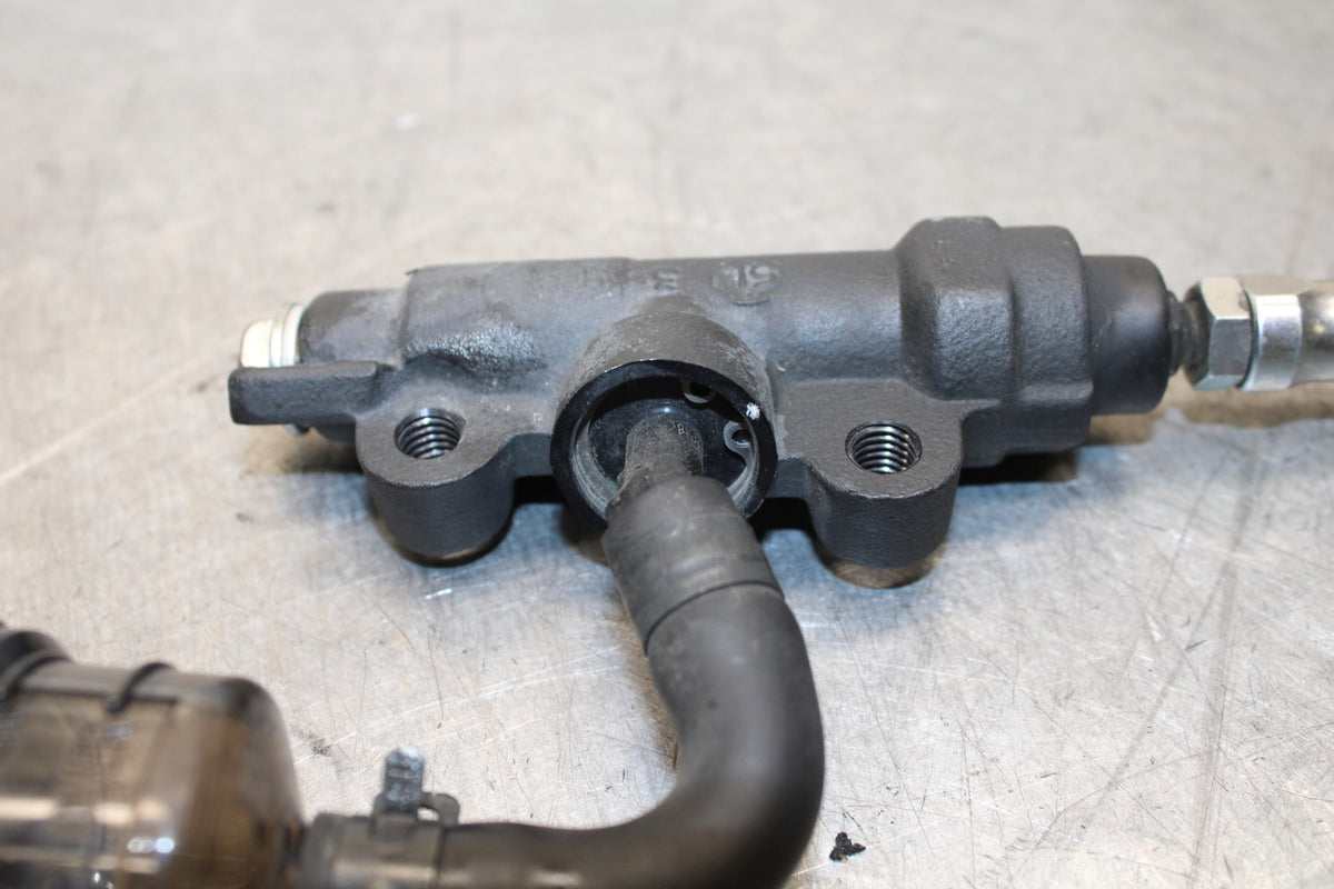 16 KAWASAKI NINJA ZX10R REAR BRAKE MASTER CYLINDER W RESERVOIR 43015-0640 BB650