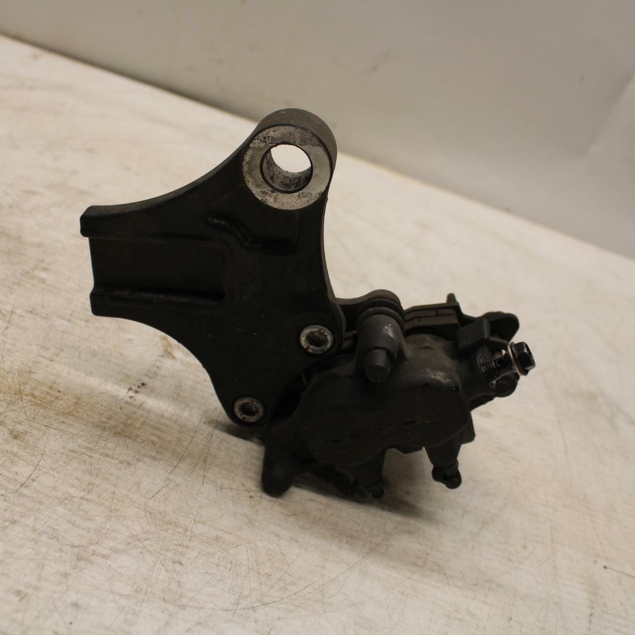 06-21 KAWASAKI VULCAN 900 REAR BACK BRAKE CALIPER W MOUNT BRACKET BB363